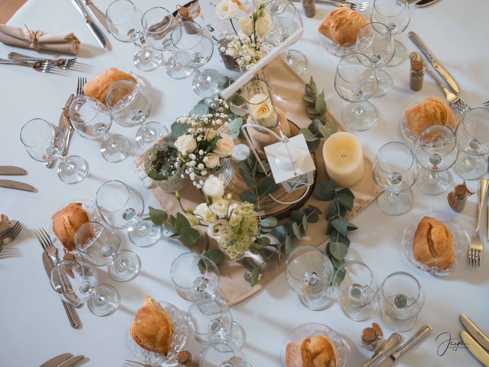 Décoration de table florale au Domaine de la Croix Sauvalle, mariage Yohan et Julie, mariage au Domaine de la Croix Sauvalle, par Jean-Baptiste Argyre (Jaysphotography)