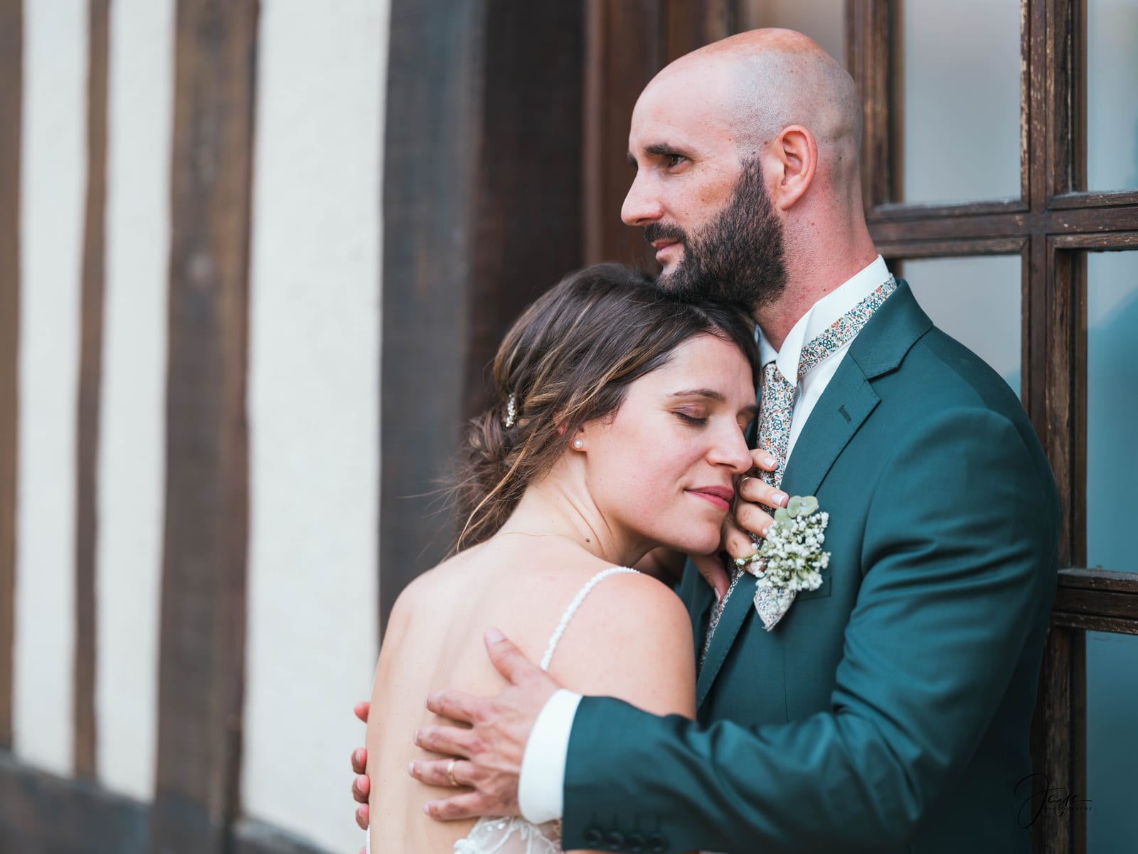Yohan et Julie enlacés à l'intérieur du domaine normand, portrait de couple en lumière chaude, mariage au Domaine de la Croix Sauvalle, par Jean-Baptiste Argyre (Jaysphotography)