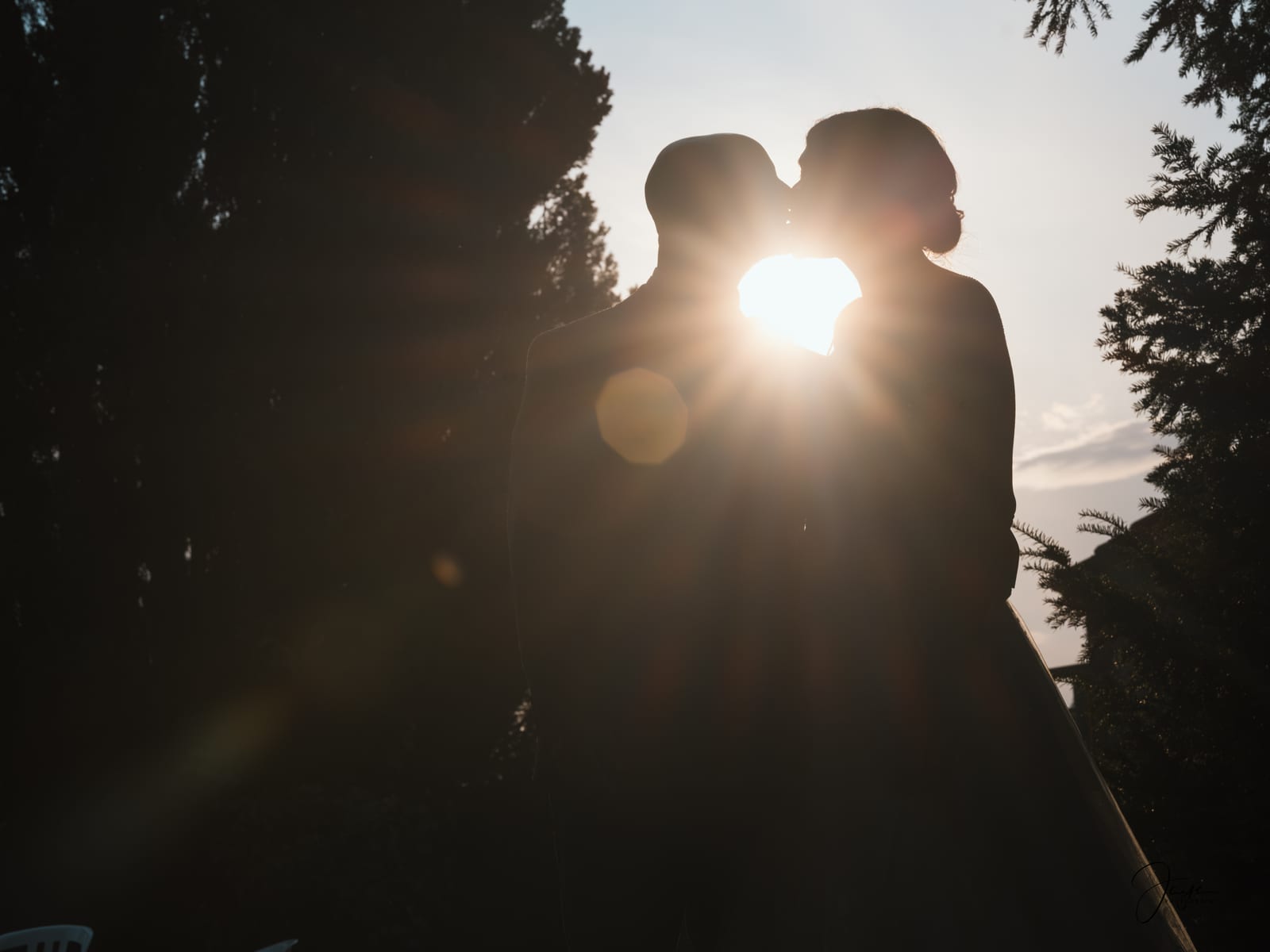 Silhouette de Yohan et Julie à contre-jour au coucher du soleil, Domaine de la Croix Sauvalle, mariage au Domaine de la Croix Sauvalle, par Jean-Baptiste Argyre (Jaysphotography)