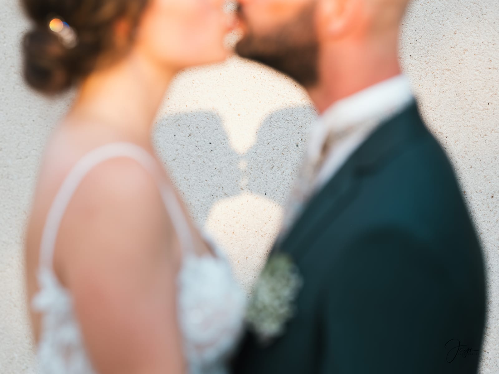 Gros plan sur les mains enlacées de Yohan et Julie, portrait tendre lors du mariage, mariage au Domaine de la Croix Sauvalle, par Jean-Baptiste Argyre (Jaysphotography)
