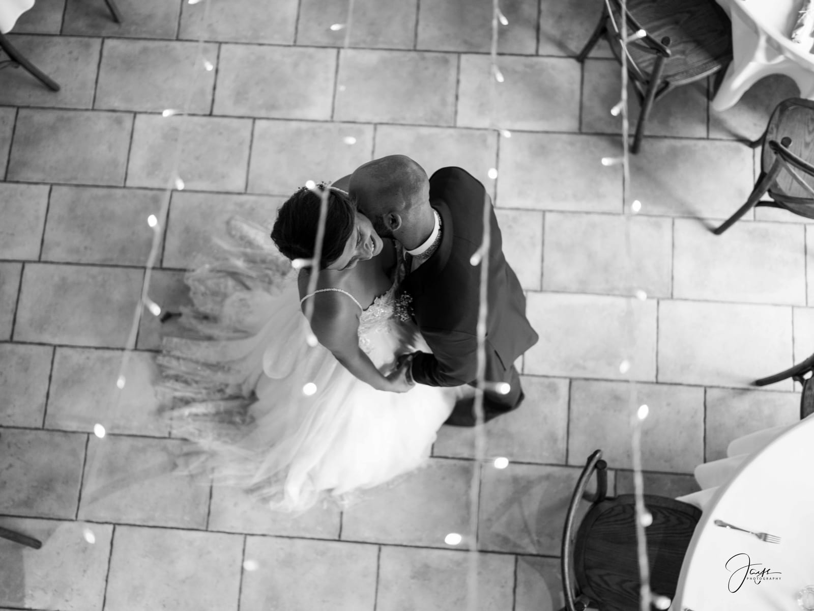 Ouverture de bal vue en plongée en noir et blanc, Yohan et Julie dansant sous les guirlandes, mariage au Domaine de la Croix Sauvalle, par Jean-Baptiste Argyre (Jaysphotography)