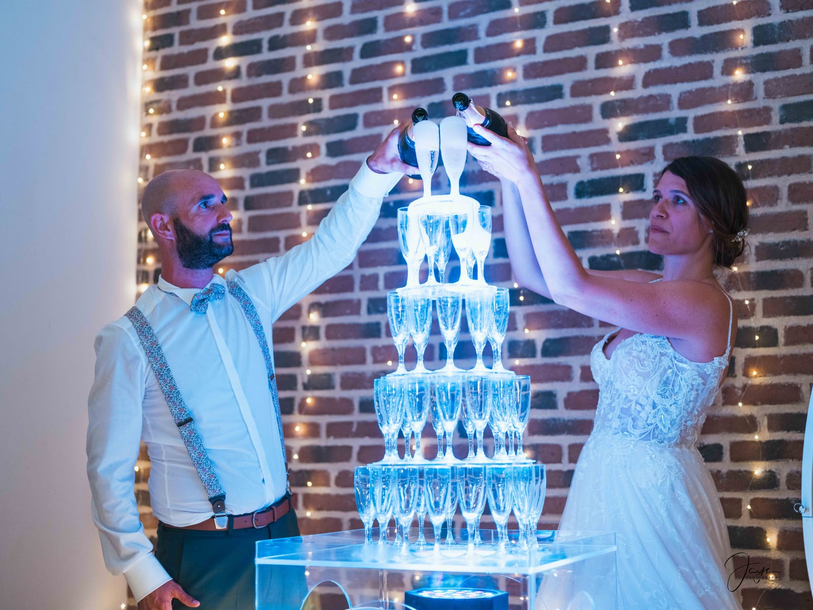 Espace de cocktail à l'intérieur du Domaine de la Croix Sauvalle, ambiance champêtre normande, mariage au Domaine de la Croix Sauvalle, par Jean-Baptiste Argyre (Jaysphotography)